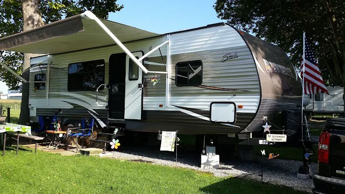 Flory's Cottages & Camping 9