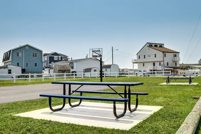 Shawcrest Community and Marina 0