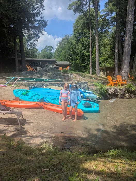 Drake's Lakeside Cabins 8