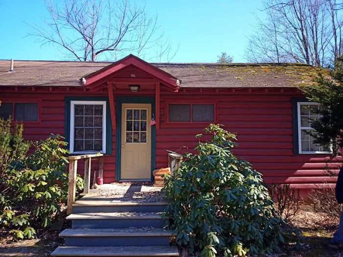 Drake's Lakeside Cabins 9