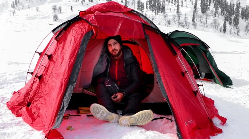 How to Stay Warm While Camping in Cold Weather Without Expensive Gear