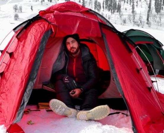 How to Stay Warm While Camping in Cold Weather Without Expensive Gear