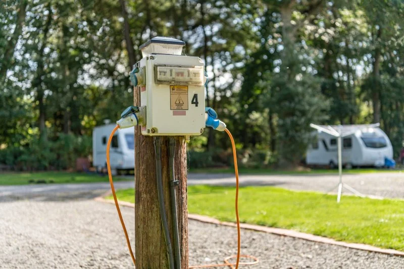 How to Camp Comfortably Without Electricity: Practical Off-Grid Guide