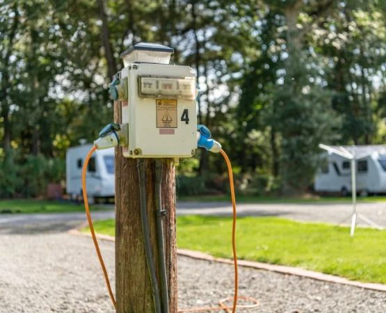 How to Camp Comfortably Without Electricity: Practical Off-Grid Guide